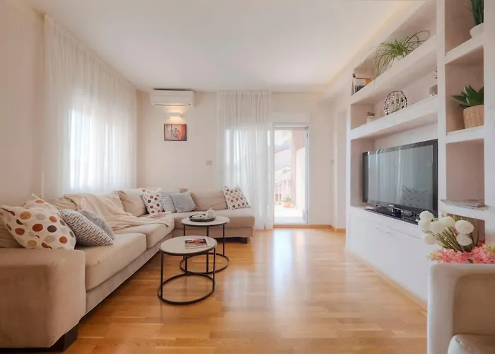 Tucked In 2Br Apt With Terrace In Budva
